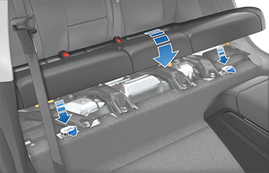 正在重新安装的后排座椅图像